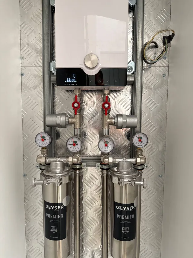 Проточный водонагреватель Electrolux и магистральные фильтры Geyser с манометрами